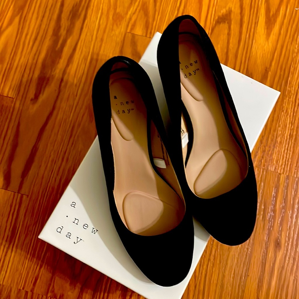 Black wedges